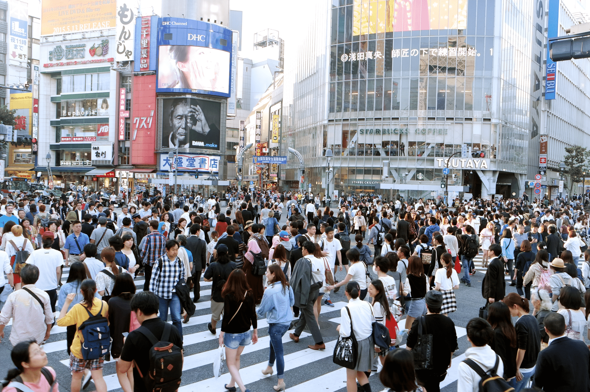 Crowded place. Crowded touristic place. Crowded deserted. Noisy and crowded в достопримечательностях.